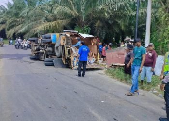 Kondisi mobil box yang ringsek terguling di badan jalan usai tertabrak KA. 