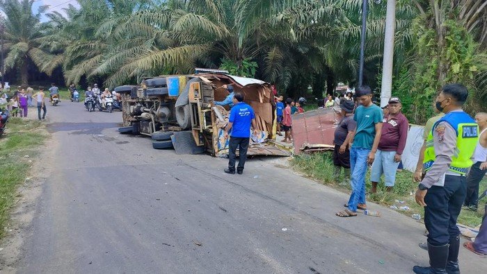 Kondisi mobil box yang ringsek terguling di badan jalan usai tertabrak KA.