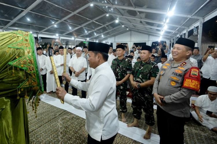 Pj Gubernur Sumatera Utara (Sumut) Hassanudin memukul bedug menandai gema takbir menyambut Hari Raya Idulfitri 1445 H di halaman rumah Dinas Gubernur Sumut Jalan Sudirman Nomor 41 Medan. Selasa (9/4) malam. (Diskominfo Provsu).