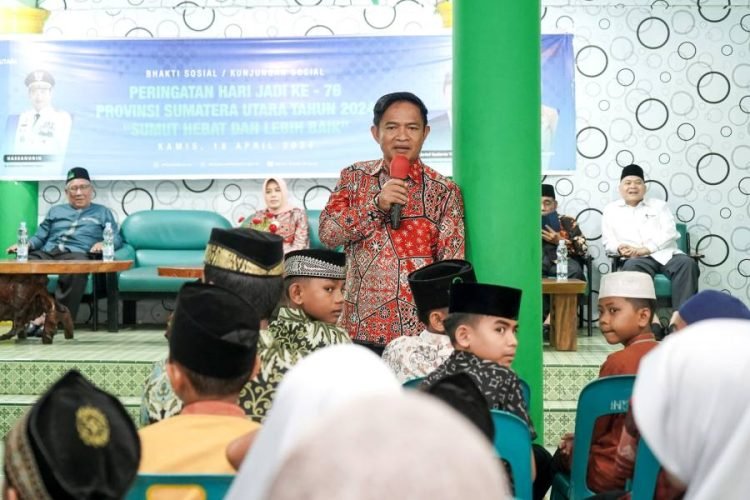 Penjabat (Pj) Gubernur Sumatera Utara (Sumut) Hassanudin bersama Pj Ketua TP PKK Sumut Dessy Hassanudin dan rombongan, mengunjungi beberapa Panti Asuhan di Kota Medan, dalam rangka memperingati Hari Ulang Tahun (HUT) ke-76 Provinsi Sumut, Kamis (18/4). (Diskominfo Sumut)