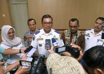 Kepala Dinas Perhubungan Provinsi Sumut Agustinus bersama Kepala Dinas Komunikasi dan Informatika Provinsi Sumut Ilyas Sitorus saat Konferensi Pers bersama wartawan terkait Kesiapan Pemprov Sumut dalam Penyediaan Sarana dan Prasarana Transportasi Mudik Lebaran Tahun 2024 di Ruang Rapat I, lantai 2 Kantor Gubernur Sumut, Jalan Diponegoro No. 30, Medan, Kamis (4/4/2024). (Diskominfo Sumut)
