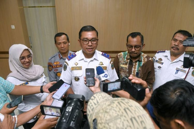 Kepala Dinas Perhubungan Provinsi Sumut Agustinus bersama Kepala Dinas Komunikasi dan Informatika Provinsi Sumut Ilyas Sitorus saat Konferensi Pers bersama wartawan terkait Kesiapan Pemprov Sumut dalam Penyediaan Sarana dan Prasarana Transportasi Mudik Lebaran Tahun 2024 di Ruang Rapat I, lantai 2 Kantor Gubernur Sumut, Jalan Diponegoro No. 30, Medan, Kamis (4/4/2024). (Diskominfo Sumut)