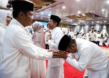 Penjabat (Pj) Gubernur Sumatera Utara (Sumut) Hassanudin didampingi Pj Ketua Tim Penggerak PKK Sumut Dessy Hassanudin menerima dan bersilaturahmi dengan para tamu yang datang berlebaran di Aula Tengku Rizal Nurdin, Rumah Dinas Gubernur Sumut, Jalan Jenderal Sudirman No. 41 Medan, Rabu (10/4).  (DISKOMINFO SUMUT)
