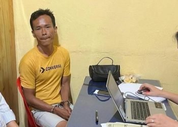 Pelaku diamankan di kantor polisi.