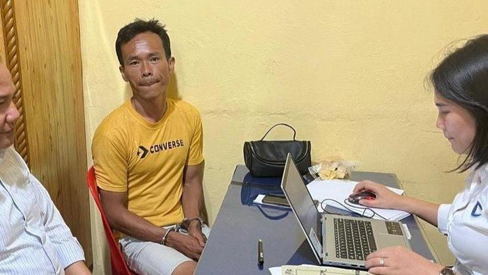 Pelaku diamankan di kantor polisi.