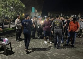 Petugas kepolisian merazia diskotek di Langkat. 