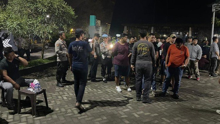 Petugas kepolisian merazia diskotek di Langkat. 