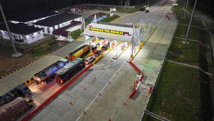 Kendaraan saat memasuki gerbang tol Kisaran.