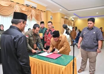 Penjabat (Pj) Wali Kota Padangsidimpuan Letnan Dalimunthe menyaksikan penandatangan SK pegangkatan salah satu Pejabat Tinggi Pratama (Eselon II) di lingkungan Pemerintah Kota (Pemko) Padangsidimpuan. (IST)