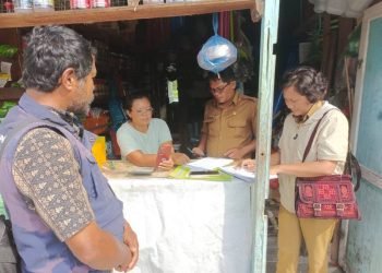 Kabid TPH Amrol Sitorus bersama tim sedang melakukan sidak di salah satu kios pupuk di Lumban Datu Kecamatan Porsea.