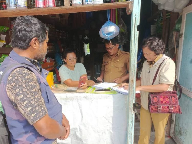 Kabid TPH Amrol Sitorus bersama tim sedang melakukan sidak di salah satu kios pupuk di Lumban Datu Kecamatan Porsea.