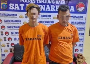 Dua tersangka saat menunjukan barang bukti sabu di Polres Tanjungbalai. 