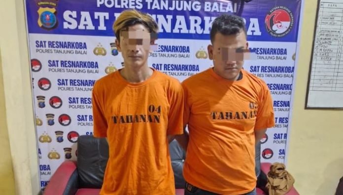 Dua tersangka saat menunjukan barang bukti sabu di Polres Tanjungbalai.