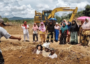 Aksi 'mengubur diri' hidup-hidup sebagai bentuk protes kepada PT Toba Pulp Lestari (TPL).