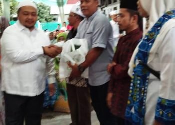 Bupati Tapsel Dolly Pasaribu saat memberikan bingkisan pada masyarakat pada acara buka puasa bersama.