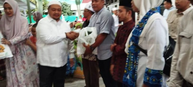 Bupati Tapsel Dolly Pasaribu saat memberikan bingkisan pada masyarakat pada acara buka puasa bersama.