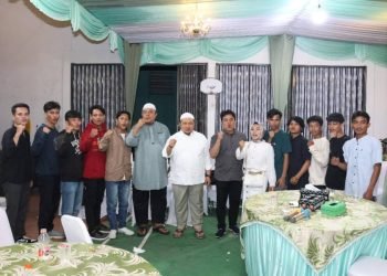 Bupati Tapsel Dolly Pasaribu foto bersama dengan 20 peserta calon pekerja migran Indonesia (CPMI) asal Tapanuli Selatan yang akan berangkat ke Korea Selatan pada acara buka puasa bersama di rumah dinas Bupati Tapsel, Jalan Tapian Nauli, Kota Padangsidimpuan, Jumat  (5/4). (IST)