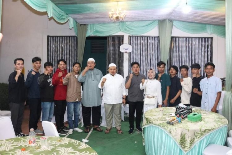 Bupati Tapsel Dolly Pasaribu foto bersama dengan 20 peserta calon pekerja migran Indonesia (CPMI) asal Tapanuli Selatan yang akan berangkat ke Korea Selatan pada acara buka puasa bersama di rumah dinas Bupati Tapsel, Jalan Tapian Nauli, Kota Padangsidimpuan, Jumat  (5/4). (IST)