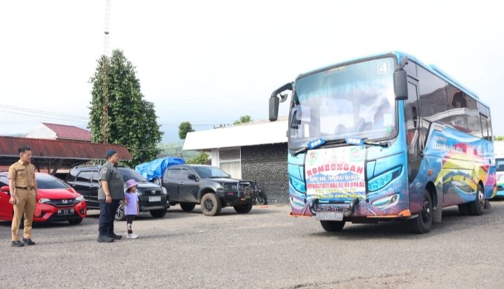 Bupati Tapsel Dolly Pasaribu saat melepas keberangkatan jamaah Badan Kontak Majelis Taklim (BKMT) Kabupaten Tapsel ke Medan. (IST)