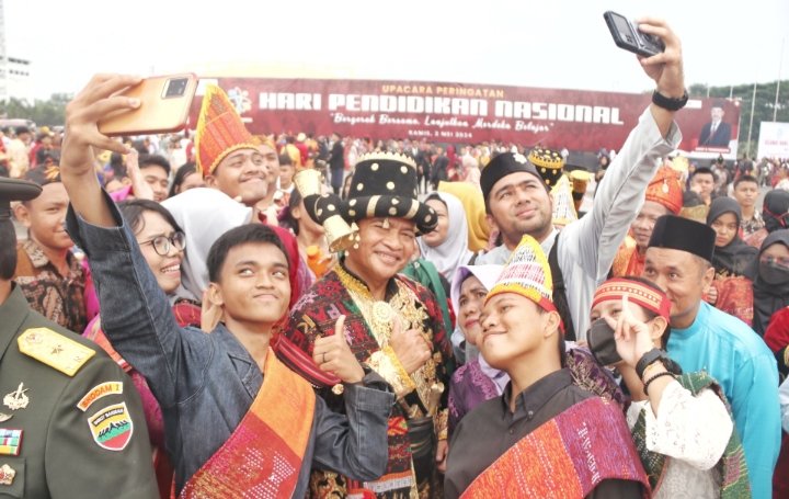 Penjabat (Pj) Gubernur Sumatera Utara (Sumut) Hassanudin memimpin Upacara Peringatan Hari Pendidikan Nasional (Hardiknas) Provinsi Sumut Tahun 2024 di Lapangan Astaka, Jalan William Iskandar Percut Seituan, Kabupaten  Deliserdang, Kamis (2/5). (Diskominfo Sumut)