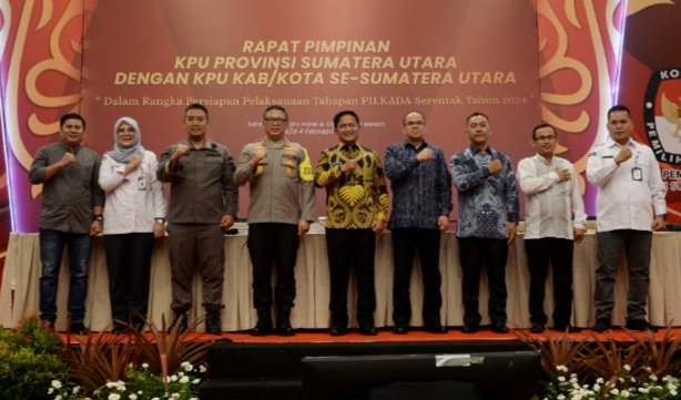 Pj Gubernur Sumatera Utara (Sumut) Hassanudin menghadiri Rapat Pimpinan Komisi Pemilihan Umum (KPU) Sumut dengan KPU Kabupaten/Kota, yang diselenggarakan KPU Sumut di Ballroom Santika Premiere Dyandra Hotel & Convention, Jalan Kapten Maulana Lubis, Nomor 7 Medan, Kamis (2/5). (Diskominfo Provsu)