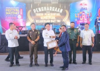 Penjabat (Pj) Gubernur Sumatera Utara (Sumut) Hassanudin menghadiri Peringatan Mayday 2024 Sumut Hebat di Gedung Serbaguna Pemprov Sumut Jalan Pancing Deliserdang, Rabu (8/5). (Diskominfo Sumut)