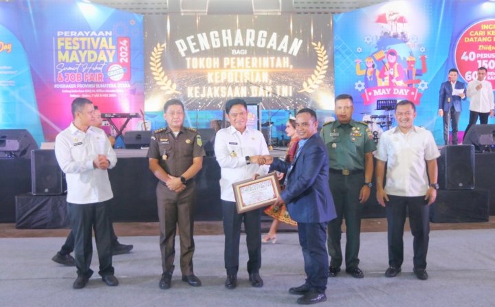 Penjabat (Pj) Gubernur Sumatera Utara (Sumut) Hassanudin menghadiri Peringatan Mayday 2024 Sumut Hebat di Gedung Serbaguna Pemprov Sumut Jalan Pancing Deliserdang, Rabu (8/5). (Diskominfo Sumut)
