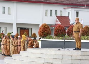 Bupati Tapanuli Selatan (Tapsel) Dolly Pasaribu saat memimpin apel pagi gabungan bersama ASN Tapsel di lapangan Parade Komplek Perkantoran Pemerintahan Tapanuli Selatan, Jalan Prof Lafran Pane, Sipirok, Senin (6/5). (IST)