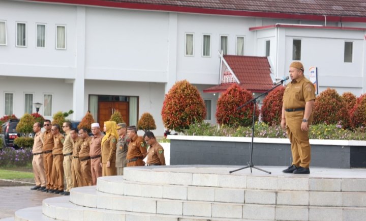 Bupati Tapanuli Selatan (Tapsel) Dolly Pasaribu saat memimpin apel pagi gabungan bersama ASN Tapsel di lapangan Parade Komplek Perkantoran Pemerintahan Tapanuli Selatan, Jalan Prof Lafran Pane, Sipirok, Senin (6/5). (IST)