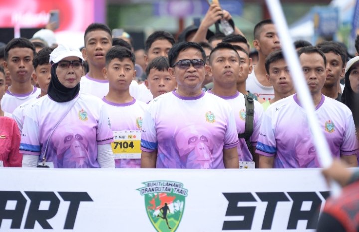 Pj. Gubernur Sumatera Utara (Sumut) Hassanudin melepas ratusan peserta Bukit Lawang Orangutan Trail Run (BLOT) di Terminal Atas Desa Perkebunan Bukit Lawang Kec. Bahorok Kab. Langkat, Minggu (12/5). Gelaran ini melombakan lari lintas gunung yang diikiuti peserta dari 12 negara. (Diskominfo Provsu)