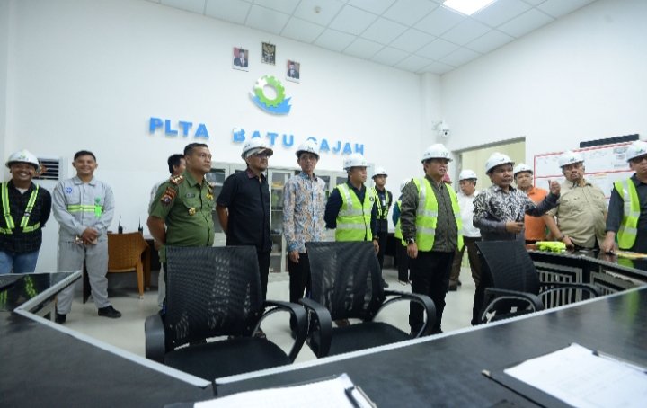 Pj Gubernur Sumatera Utara (Sumut) Hassanudin meninjau  PLTA  Batu Gajah di Desa Empus, Kabupaten Langkat. Sabtu (11/5). PLTA tersebut mampu menghasilkan daya mencapai 16 Mega Watt (MW) yang memanfaatkan aliran Sungai Wampu. (Diskominfo Provsu)