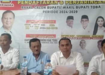 Ketua DPC Partai Gerindra  Kabupaten Toba Charles Sitohang dan Ketua Tim Penjaringan Paber Sitorus beserta sejumlah Tim Penjaringan. (IST)