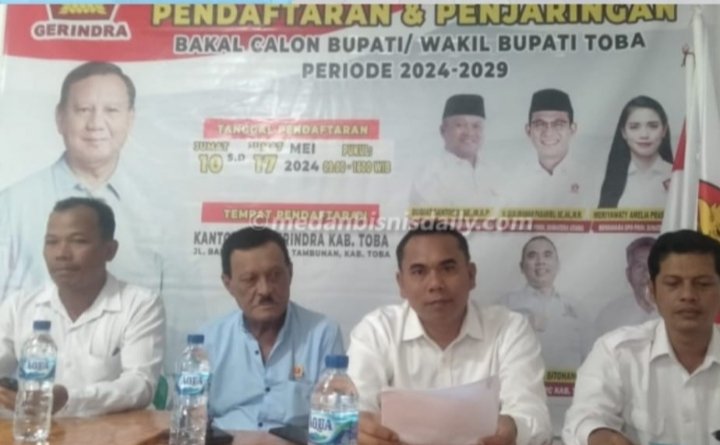 Ketua DPC Partai Gerindra  Kabupaten Toba Charles Sitohang dan Ketua Tim Penjaringan Paber Sitorus beserta sejumlah Tim Penjaringan. (IST)