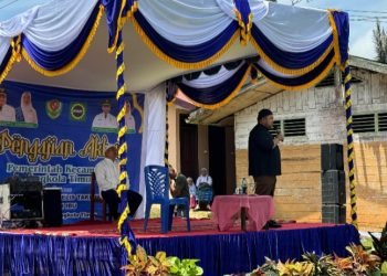 Bupati Tapsel Dolly Pasaribu saat memberikan sambutan di pengajian Badan Kontak Majelis Taklim (BKMT) di Desa Pargarutan Dolok Kecamatan Angkola Timur. (IST)