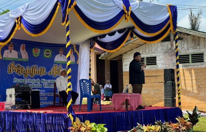 Bupati Tapsel Dolly Pasaribu saat memberikan sambutan di pengajian Badan Kontak Majelis Taklim (BKMT) di Desa Pargarutan Dolok Kecamatan Angkola Timur. (IST)