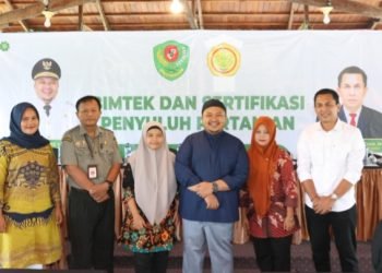 Bupati Tapsel Dolly Pasaribu fhoto bersana denganKepala Bapeltan Jambi Sugeng Mulyono S.TP, M.P, lembaga sertifikasi profesi dan asesor kompetensi, koordinator BPP kecamatan. (IST)