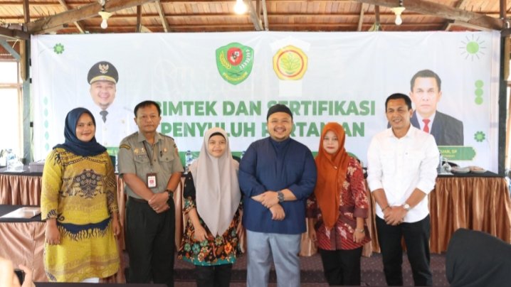 Bupati Tapsel Dolly Pasaribu fhoto bersana denganKepala Bapeltan Jambi Sugeng Mulyono S.TP, M.P, lembaga sertifikasi profesi dan asesor kompetensi, koordinator BPP kecamatan. (IST)