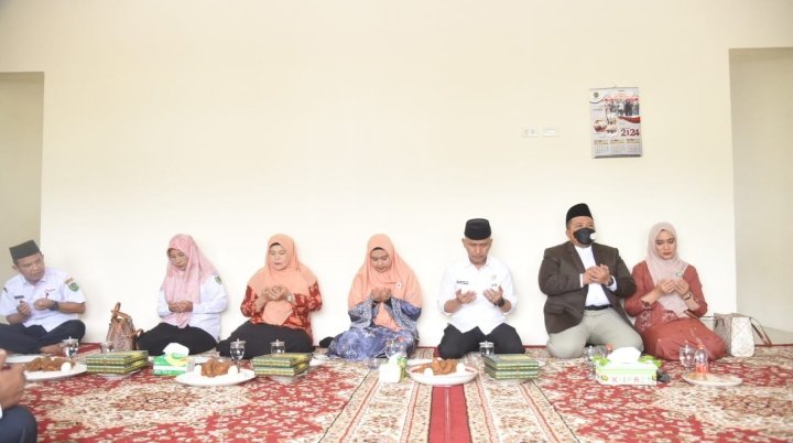 Bupati Tapsel Dolly Pasaribu (pakai jas) memberi indahan upa-upa kepada para Calon Jemaah Haji (Calhaj) Setdakab.Tapsel di rumah dinas Sekretaris Daerah (Sekda), Komplek Perkantoran Pemerintahan Tapanuli Selatan, Jalan Prof Lafran Pane, Sipirok, Rabu (8/5). (IST)