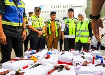 Penjabat (Pj) Gubernur Sumatera Utara (Sumut) Hassanudin melepas keberangkatan 360 calon jemaah haji Kelompok Terbang (kloter) satu asal Kabupaten Asahan, Embarkasi Medan 1445 H dari Asrama Haji Medan menuju Bandara Kualanau, Kabupaten Deliserdang, Senin (13/5). (DISKOMINFO SUMUT)

 

 