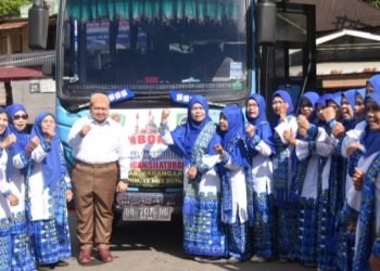 Bupati Tapsel Dolly Pasaribu photo bersama dengan jemaah Badan Kontak Majelis Taklim (BKMT) Kabupaten Tapanuli Selatan. (IST)