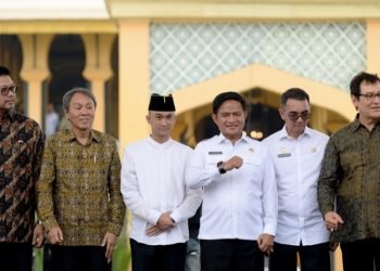 Pj Gubernur Sumatera Utara (Sumut) Hassanudin menabuh gendang Melayu, yang secara resmi membuka Pekan Inovasi & Investasi Sumatera Utara ke-10 Tahun 2024 di halaman Istana Maimon Jalan Brigjend Katamso Kota Medan, Rabu (15/5). (Diskominfo Provsu)