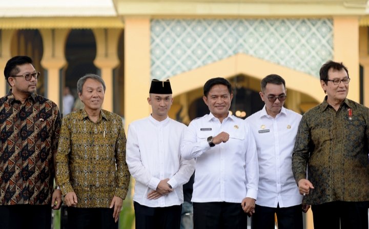 Pj Gubernur Sumatera Utara (Sumut) Hassanudin menabuh gendang Melayu, yang secara resmi membuka Pekan Inovasi & Investasi Sumatera Utara ke-10 Tahun 2024 di halaman Istana Maimon Jalan Brigjend Katamso Kota Medan, Rabu (15/5). (Diskominfo Provsu)