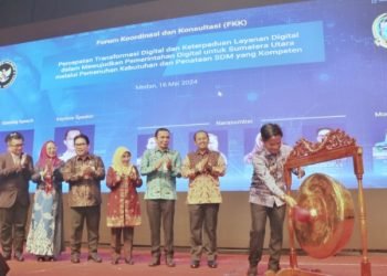 Penjabat (Pj) Gubernur Sumatera Utara Hassanudin menghadiri Forum Koordinasi dan Konsultasi dengan tema " Percepatan Transpormasi Digital dan Keterpaduan Layanan Digital untuk Sumatera Utara melalui Pemenuhan Kebutuhan dan Penataan SDM yang Kompeten" yang diselenggarakan oleh Kemenko Bidang Politik, Hukum dan Keamanan RI di Hotel JW Marriot Jalan Yos Sudarso Medan, Kamis (16/5). (Diskominfo Sumut)