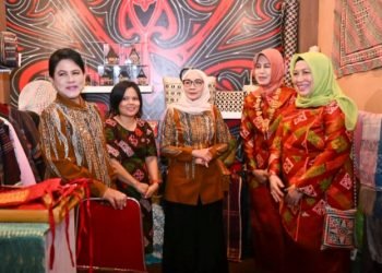 Pj Ketua Dekranasda Sumut Dessy Hassanudin didampingi Wakil Ketua Harian Dekranasda Sumut Dian Arief S Trinugroho menerima kunjungan Penasihat Dekranas Pusat Iriana Joko Widodo di stan Dekranasda Sumut pada Dekranas Expo 2024 di Pamedan Mangkunegaran, Surakarta, Solo, Jawa Tengah, Kamis (16/5). (Diskominfo Sumut)