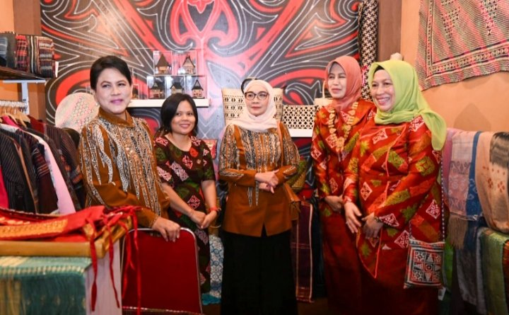 Pj Ketua Dekranasda Sumut Dessy Hassanudin didampingi Wakil Ketua Harian Dekranasda Sumut Dian Arief S Trinugroho menerima kunjungan Penasihat Dekranas Pusat Iriana Joko Widodo di stan Dekranasda Sumut pada Dekranas Expo 2024 di Pamedan Mangkunegaran, Surakarta, Solo, Jawa Tengah, Kamis (16/5). (Diskominfo Sumut)