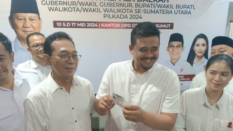 Wali Kota Medan Bobby Nasution menunjukkan KTA sebagai kader Partai Gerindra kepada wartawan, Senin (20/5/2024).
