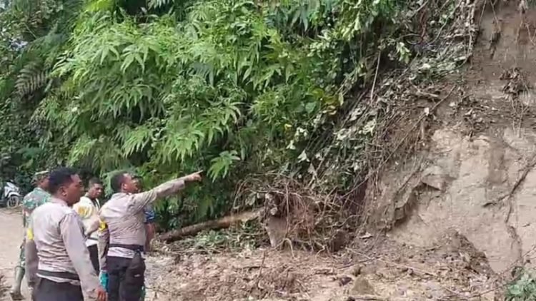 Longsor di Desa Lae Pangaroan, Kecamatan Silima Pungga-Pungga, Kabupaten Dairi.