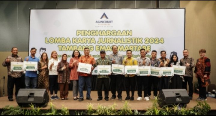 Para pemenang Lomba Karya Jurnalistik 2024 bertemakan “Penerapan Aspek ESG (Environment, Social dan Governance)" foto bersama usai menerima hadiah. (Ist)