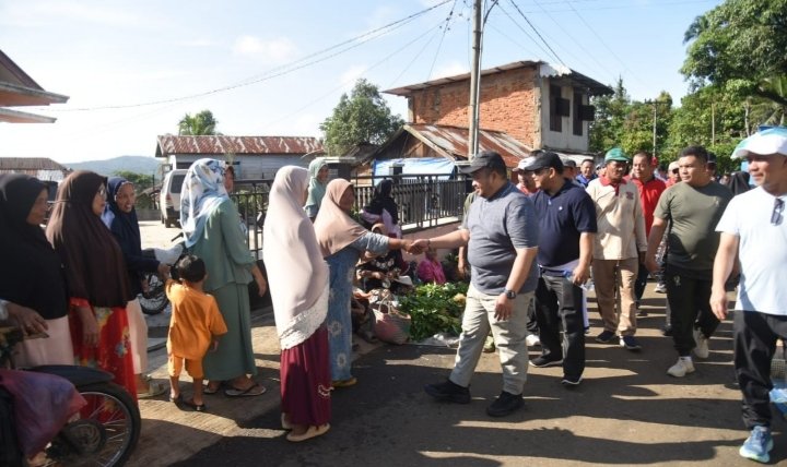 Bupati Tapsel Dolly Pasaribu disambut hangat para,warga saat jalan san tai bersama para OPD dan ASN Tapsel. (IST)