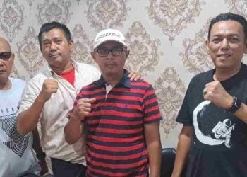 Ketua Jernih Sumut Alian (dua kiri) bersama pengurus lainnya. (IST)